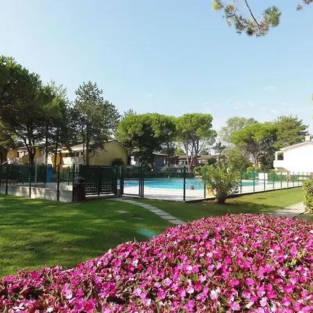 Villa House With Garden And Pool Access